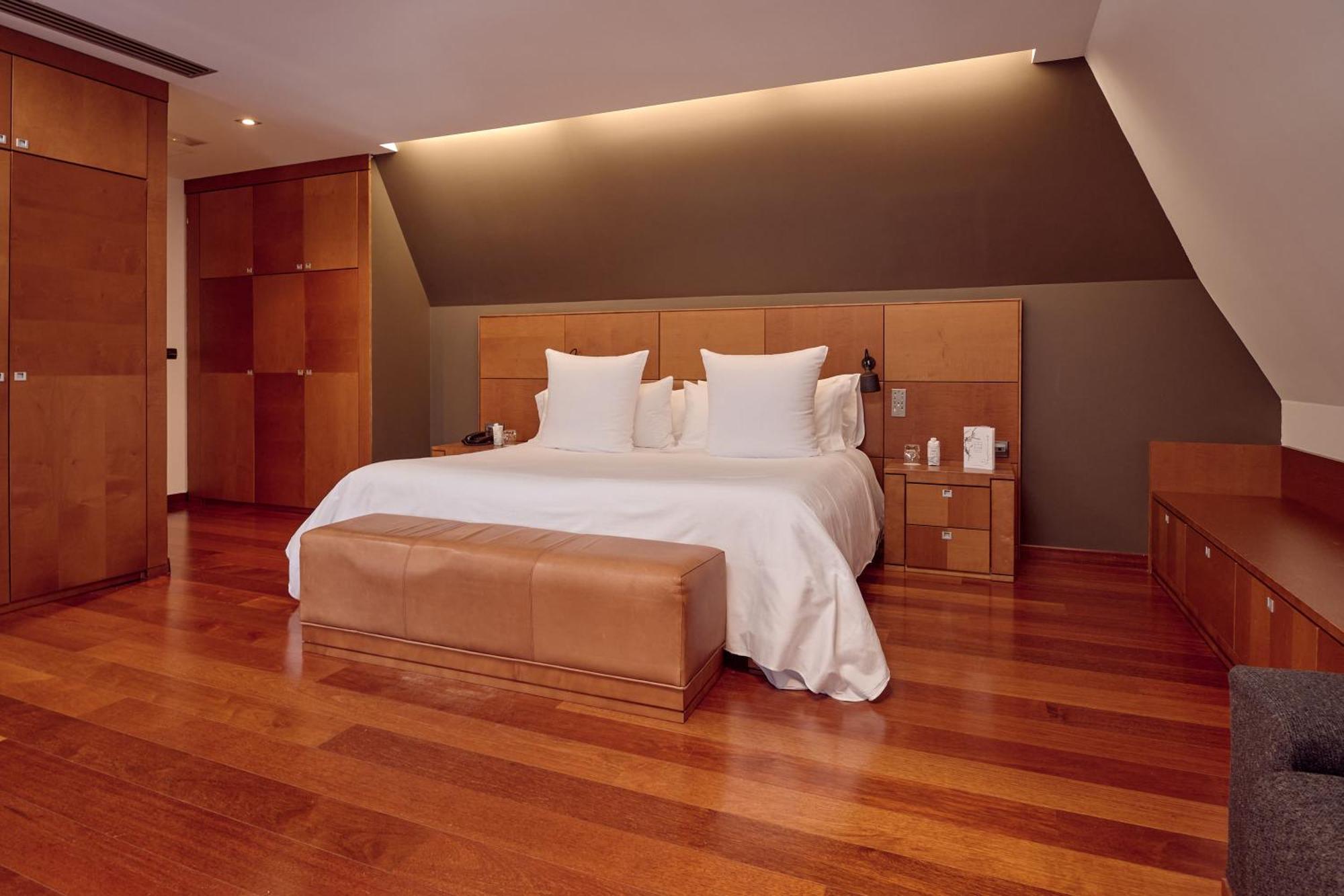 Traditional Suite,1583063867:JPEG
